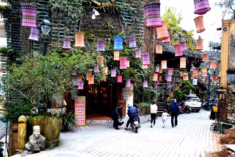 Các khách sạn, nhà hàng trang hoàng đẹp mắt, đón du khách tới Sa Pa. (Ảnh: QUỐC HỒNG) Các khách sạn, nhà hàng trang hoàng đẹp mắt, đón du khách tới Sa Pa. (Ảnh: QUỐC HỒNG)