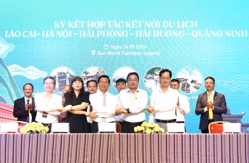 Ký kết hợp tác du lịch Lào Cai, Hà Nội, Hải Dương, Hải Phòng và Quảng Ninh. (Ảnh: QUỐC HỒNG)