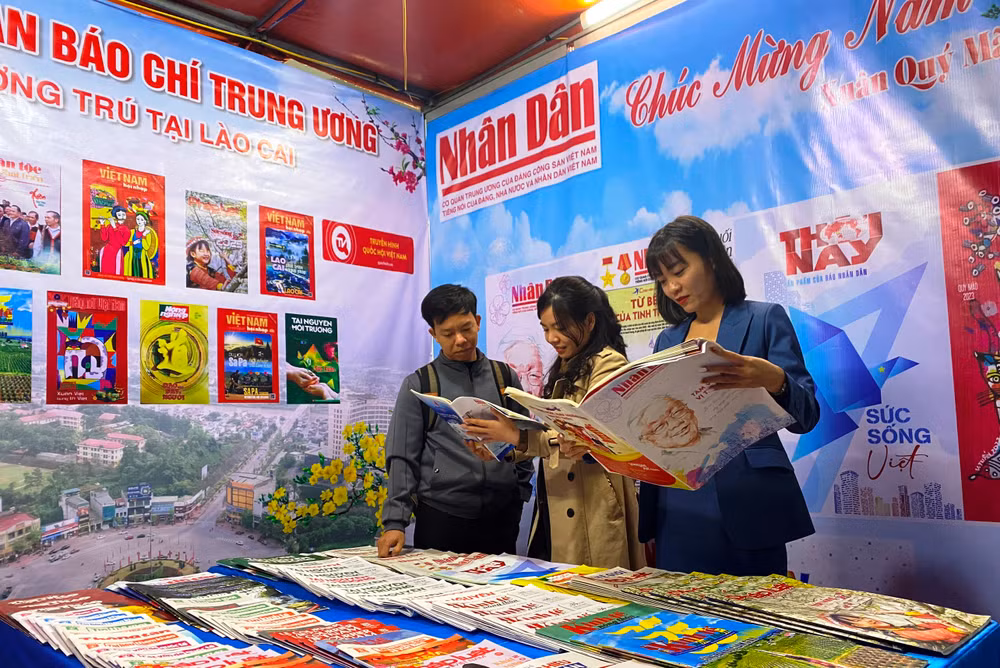 Bạn đọc tại Hội báo Xuân Quý Mão 2023 tổ chức tại thành phố Lào Cai. ( Ảnh: QUỐC HỒNG)