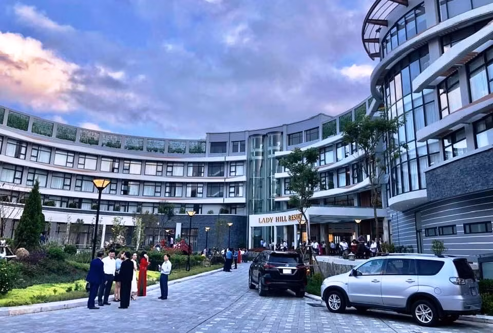 Thiết kế hiện đại, hài hòa với cảnh quan thiên nhiên và văn hóa bản địa Sa Pa. (Ảnh: TL)