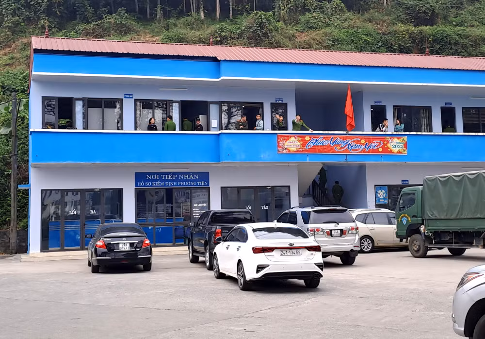 Cơ quan cảnh sát điều tra (PC03) khám xét nơi làm việc của Dương Đức Minh, tại Trung tâm đăng kiểm xe cơ giới 24-01D, thuộc Công ty cổ phần đăng kiểm xe cơ giới giao thông tỉnh Lào Cai, số 002, đường Lê Thanh, phường Bắc Cường, thành phố Lào Cai.