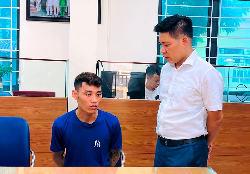 Thượng tá Đỗ Tuấn Sơn, Trưởng Công an thành phố Lào Cai (áo trắng) xét hỏi đối tượng ngay sau khi bị bắt, về hành vi cướp tài sản. (Ảnh: THANH TUẤN)