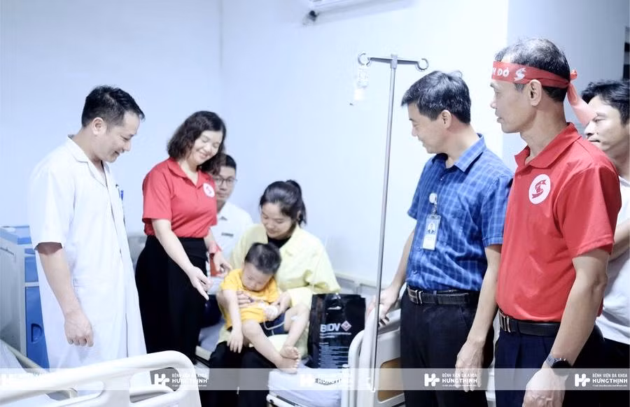 Trao tặng quà cho các bệnh nhân có hoàn cảnh khó khăn đang điều trị tại Bệnh viện đa khoa Hưng Thịnh, thành phố Lào Cai. (Ảnh: TL)