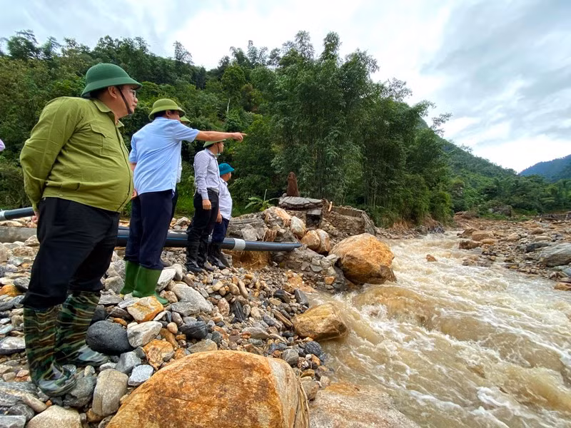 Lãnh đạo tỉnh Lào Cai và thị xã Sa Pa kiểm tra hiện trường lũ ống ở thôn Nậm Than, xã Liên Minh, thị xã Sa Pa sáng 13/9. (Ảnh: QUỐC HỒNG)