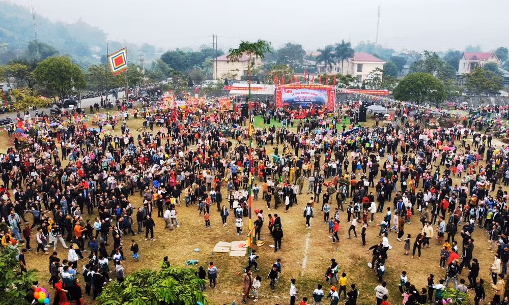 Hội xuống đồng đầu năm mới diễn ra trên bãi đất rộng của xã Quang Kim, thu hút rất đông người dân và du khách đến dự. (Ảnh: QUỐC HỒNG)