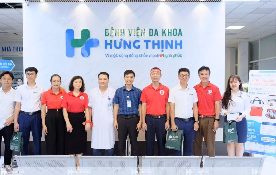 Các đại biểu đến thăm Bệnh viện Đa khoa Hưng Thịnh, tại thành phố Lào Cai. (Ảnh: TL)