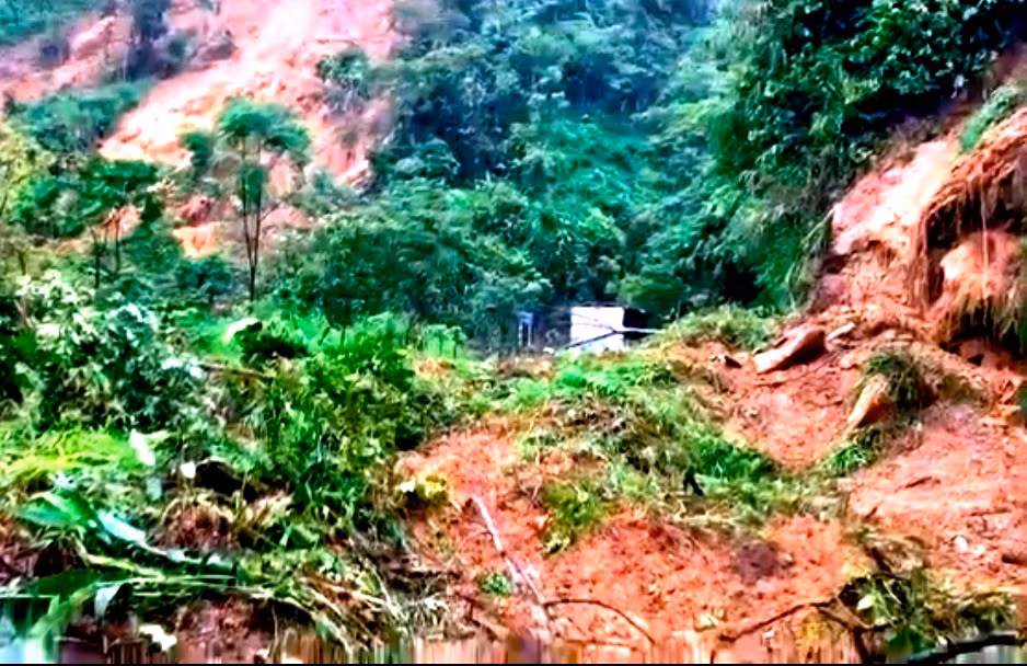 Sạt lở đất đá gây ách tắc giao thông trên tỉnh lộ 154, huyện Mường Khương. (Ảnh: TL)