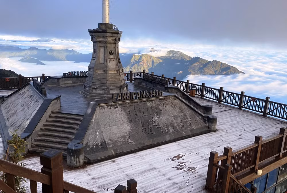 Sương muối phủ trắng đỉnh Fansipan sáng 3/1/2023. (Ảnh: Văn Luật)