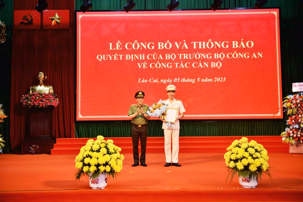Thượng tướng,Thứ trưởng Công an Lương Tam Quang trao Quyết định bổ nhiệm Giám đốc Công an tỉnh Lào Cai cho Đại tá Cao Minh Huyền. (Ảnh: THANH TUẤN)