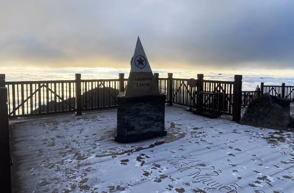 Sương muối phủ trắng đỉnh Fansipan sáng 3/1/2023. (Ảnh: Văn Luật)