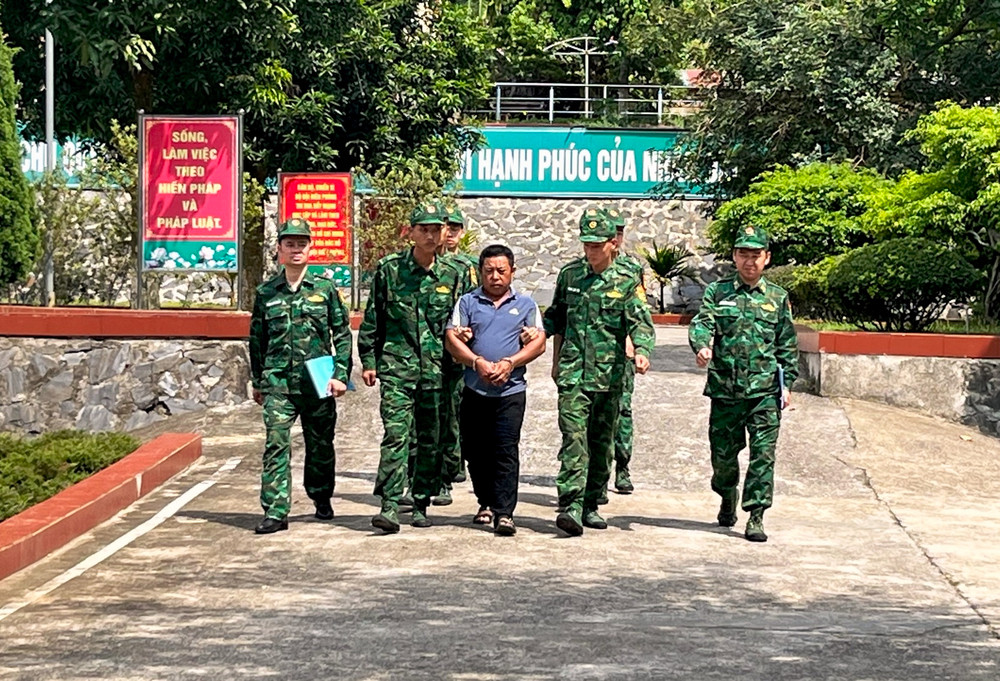 Bắt giữ đối tượng Sùng A Sì về hành vi lừa bán phụ nữ qua biên giới. (Ảnh: TRUNG DŨNG)