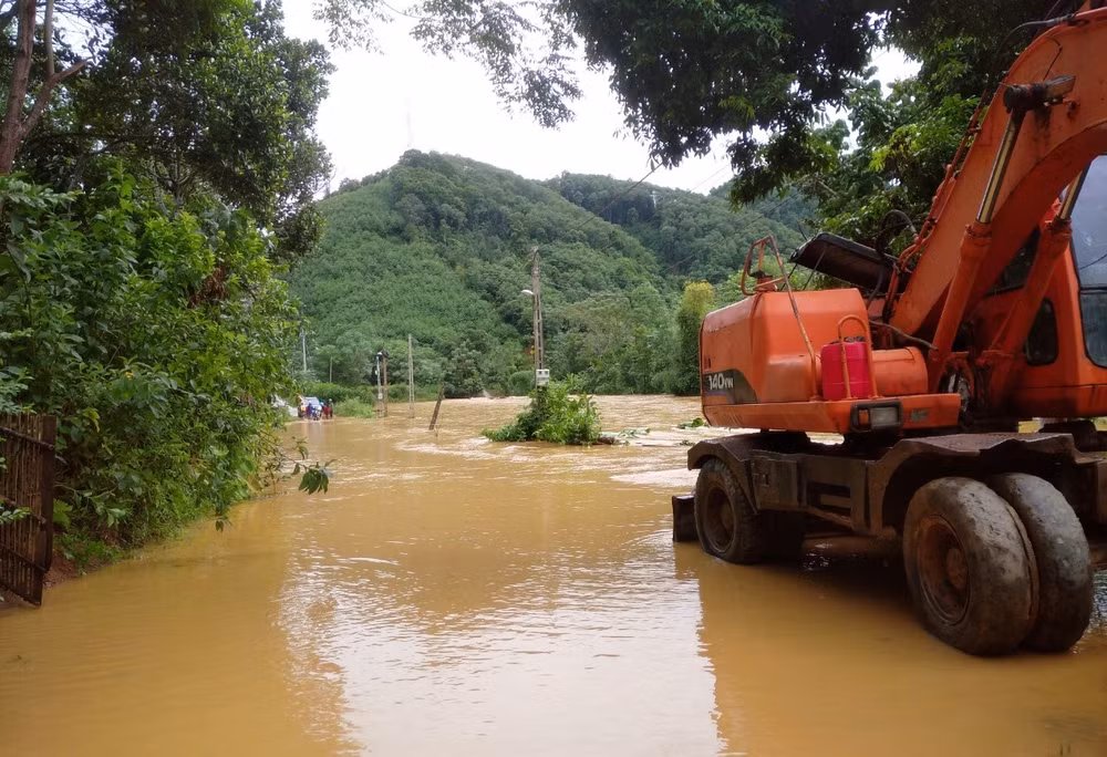 Đến chiều 22/9, Điện lực Bảo Thắng đã cấp điện trở lại cho xã Bản Cầm và thị trấn nông trường Phong Hải. (Ảnh: NGUYỄN HIỀN)