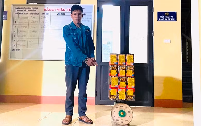 Đối tượng Sền Khấy Trường bị Công an huyện Mường Khương bắt giữ cùng tang vật. (Ảnh: KIM HUỆ) 