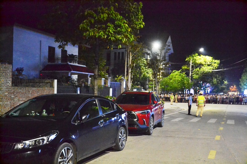 Lực lượng chức năng thực hiện khám xét nơi ở bị can Nguyễn Văn Vịnh, ở tổ 10, phường Bắc Cường, thành phố Lào Cai, tối 18/5/2023. (Ảnh: QUỐC HỒNG)