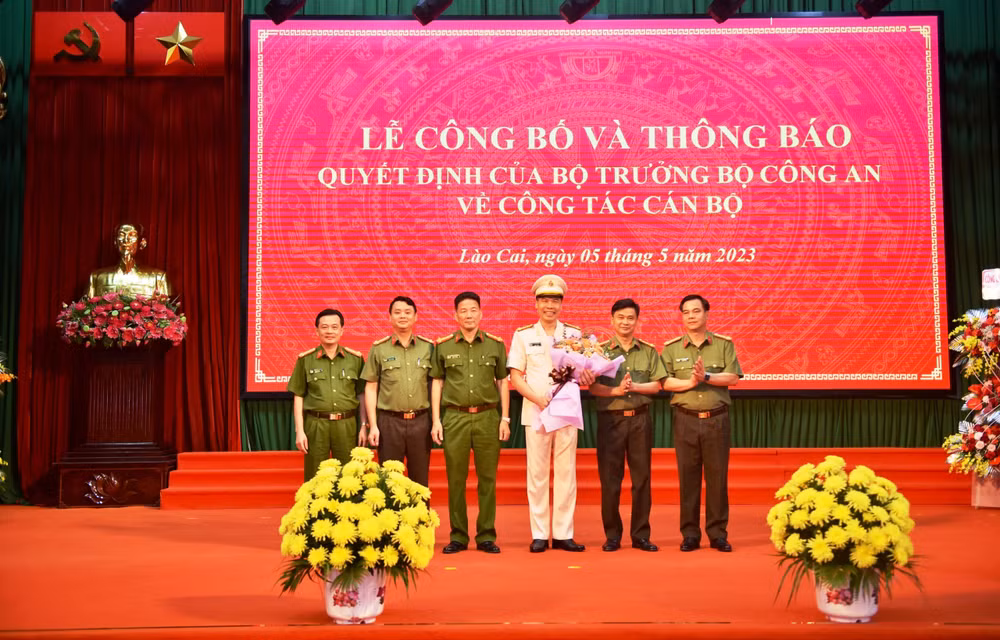 Ban giám đốc Công an tỉnh Lào Cai chúc mừng Đại tá Cao Minh Huyền được bổ nhiệm giữ chức Giám đốc Công an tỉnh Lào Cai từ ngày 8/5/2023. (Ảnh: THANH TUẤN)