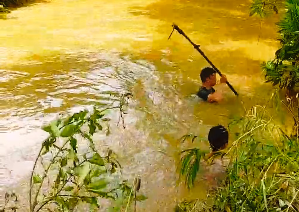 Lực lượng cứu hộ đang tìm kiếm nạn nhân bị lũ ống cuốn mất tích, tại thị trấn Phong Hải, huyện Bảo Thắng, Lào Cai. (Ảnh: TL)