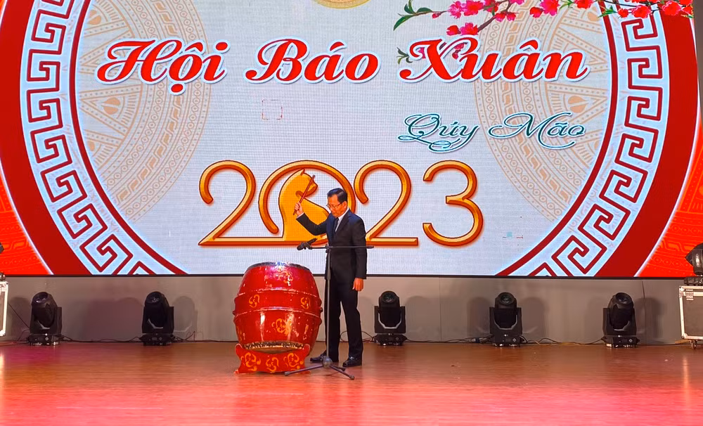 Đồng chí Hoàng Quốc Khánh, Phó Chủ tịch UBND tỉnh Lào Cai đánh trống khai hội báo Xuân Quý Mão 2023. (Ảnh: QUỐC HỒNG)