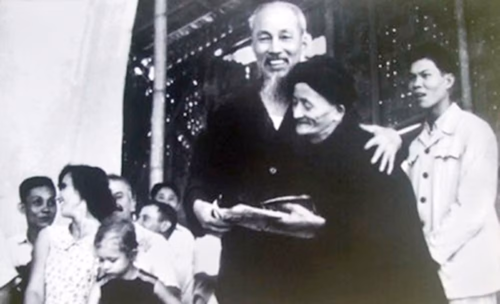 Bác Hồ thăm hỏi, tặng quà ông Trần Văn Nỏ, dân tộc Tày, là người có công tìm ra quặng A pa tít, khi Người lên thăm Lào Cai năm 1958. (Ảnh: TL)