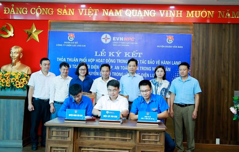 Ký kết phối hợp bảo vệ an toàn hành lang lưới điện và sử dụng điện tiết kiệm ở Lào Cai.