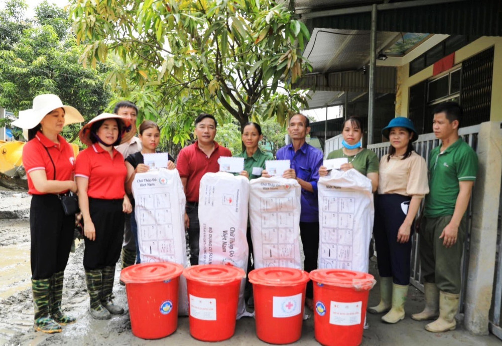 Hội chữ thập đỏ Thành phố Lào Cai thăm hỏi, hỗ trợ người dân Tả Phời khắc phục sự cố tràn bùn thải. (Ảnh: TL)