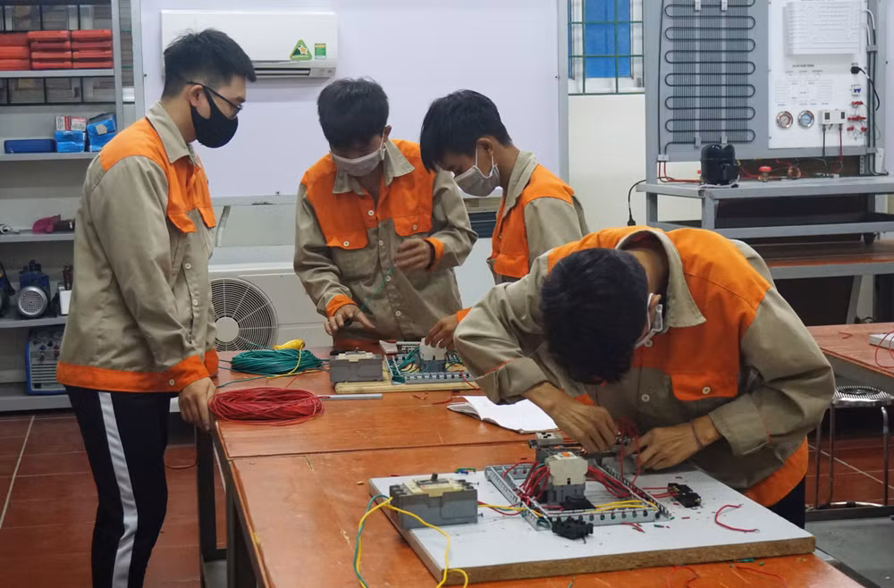 Nghề Điện được Trường cao đẳng Lào Cai liên kết với Công ty Skills Consulting (New Zealand) đào tạo đạt chuẩn quốc tế. (Ảnh: TRỌNG BẢO)