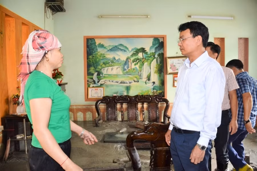 Bí thư Tỉnh ủy Lào Cai Đặng Xuân Phong kiểm tra hiện trường và thăm hỏi bà con sau sự cố. (Ảnh: TL)