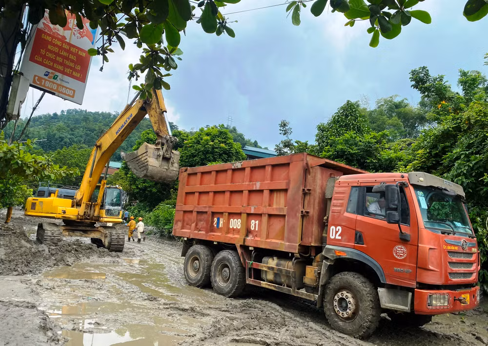 Công ty cổ phần đồng Tả Phời huy động tối đa phương tiện và nhân lực khắc phục hậu quả vỡ cống xả tràn hồ thải. (Ảnh: QUỐC HỒNG)