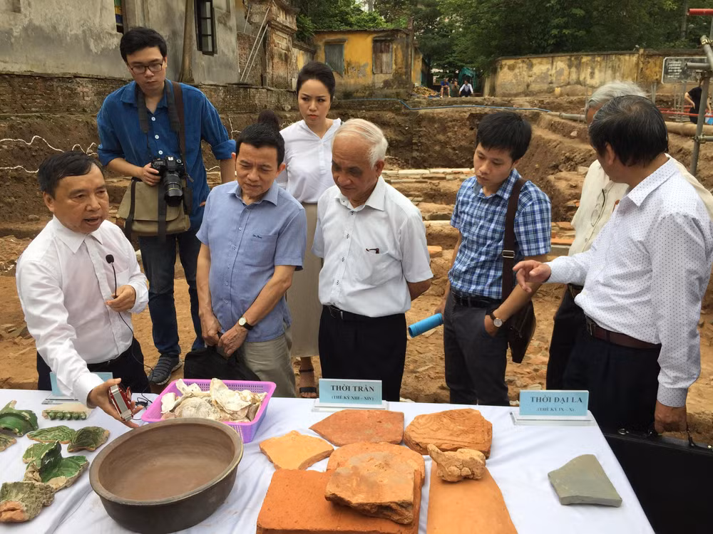 Các nhà khoa học trao đổi về kết quả nghiên cứu Hoàng thành Thăng Long.