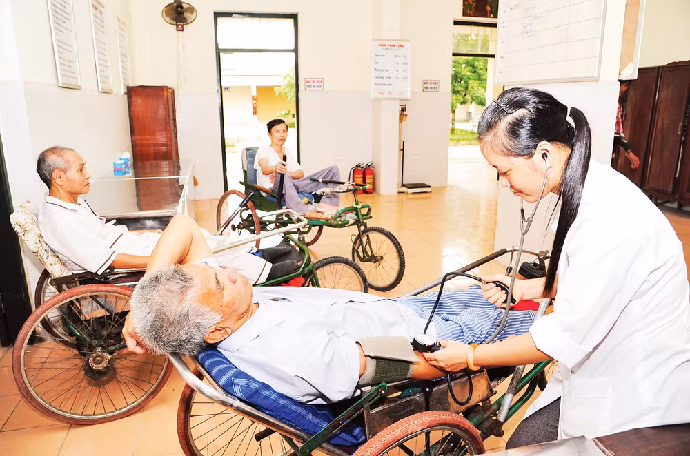 Y, bác sĩ Trung tâm điều dưỡng thương binh Thuận Thành (Bắc Ninh) thăm khám cho thương binh.