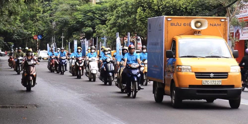 Bảo hiểm xã hội tỉnh Đắk Lắk ra quân truyền thông, vận động người dân tham gia bảo hiểm xã hội tự nguyện, bảo hiểm y tế hộ gia đình Hưởng ứng Ngày Bảo hiểm y tế Việt Nam (1/7). (Ảnh: TRUNG TÂM)