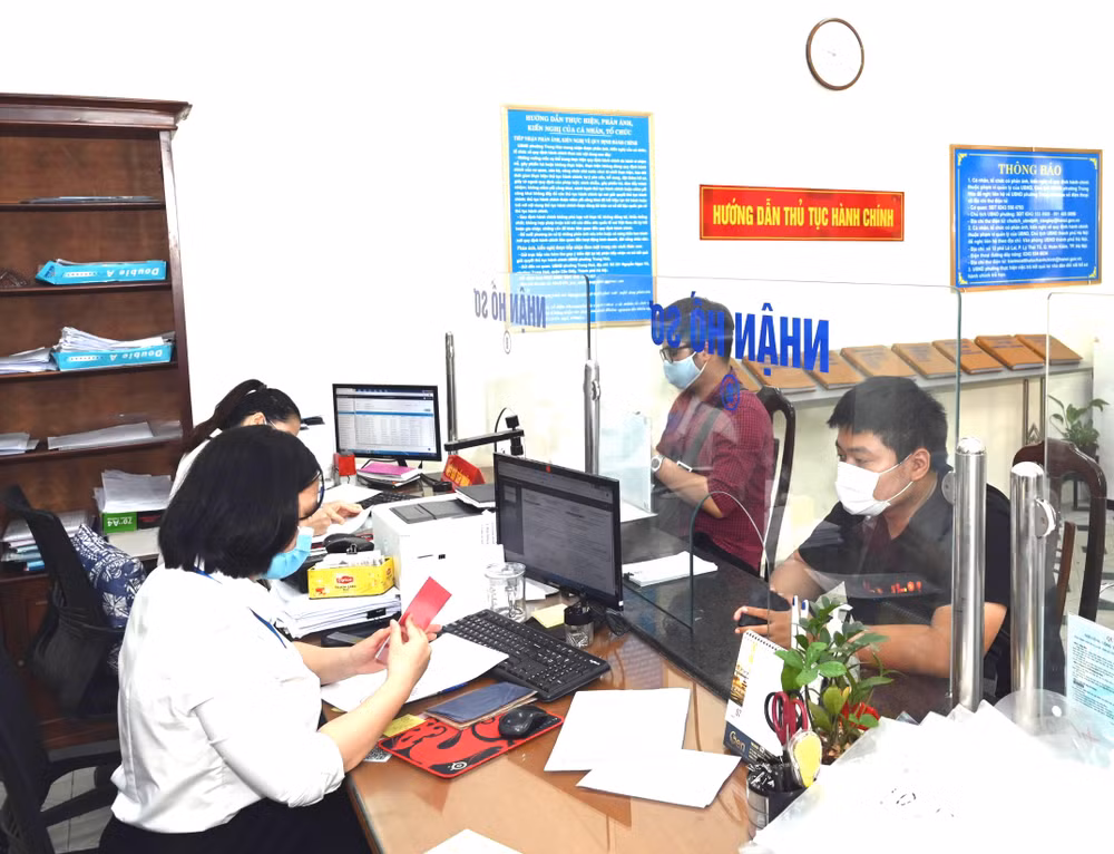 Giải quyết thủ tục hành chính cho người dân tại Bộ phận "một cửa" UBND phường Trung Hòa (quận Cầu Giấy, Hà Nội). (Ảnh: ĐĂNG DUY)