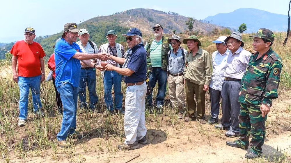 Cựu chiến binh Mỹ John Cimino trao lại chiếc ví kỷ vật của liệt sĩ Hoàng Quang Lợi cho Ban liên lạc tìm đồng đội Trung đoàn 209. (Ảnh: TRƯƠNG ĐỨC BÌNH)
