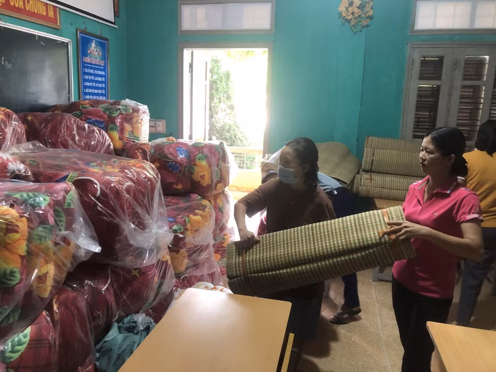 Giáo viên Trường phổ thông dân tộc nội trú THPT Nậm Pồ chuẩn bị đồ dùng phục vụ học sinh nội trú trong năm học mới.