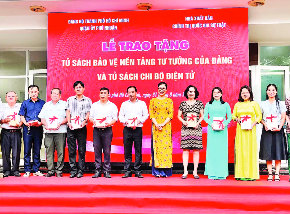  Trao tặng sách cho các phường thuộc quận Phú Nhuận.