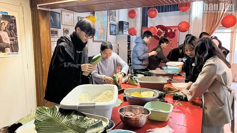 Nhiều bạn trẻ lần đầu tiên gói bánh, phải tập làm quen dần với từng công đoạn.