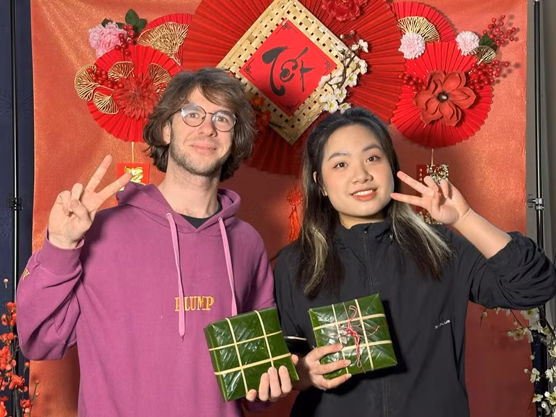 Những người bạn quốc tế cũng đã có thể tự mình hoàn thiện được chiếc bánh chưng truyền thống của Việt Nam.