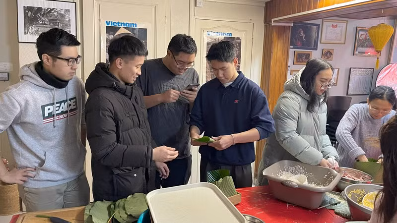 Hoạt động góp phần giúp các bạn trẻ xa nhà vơi đi nỗi nhớ gia đình những ngày cuối năm.