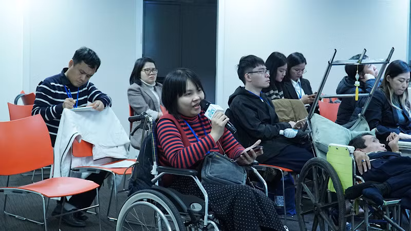 Người khuyết tật chia sẻ những khó khăn và đề xuất các giải pháp hỗ trợ trong tiếp cận dịch vụ công tại địa phương.