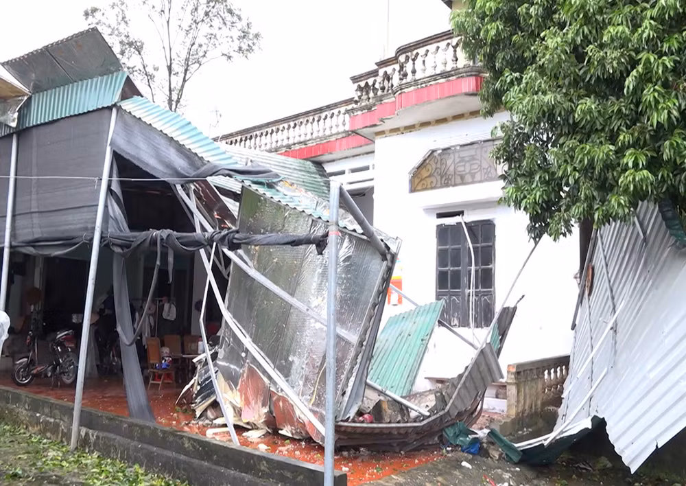 Nhà dân tại huyện Sơn Dương bị bay mái tôn.