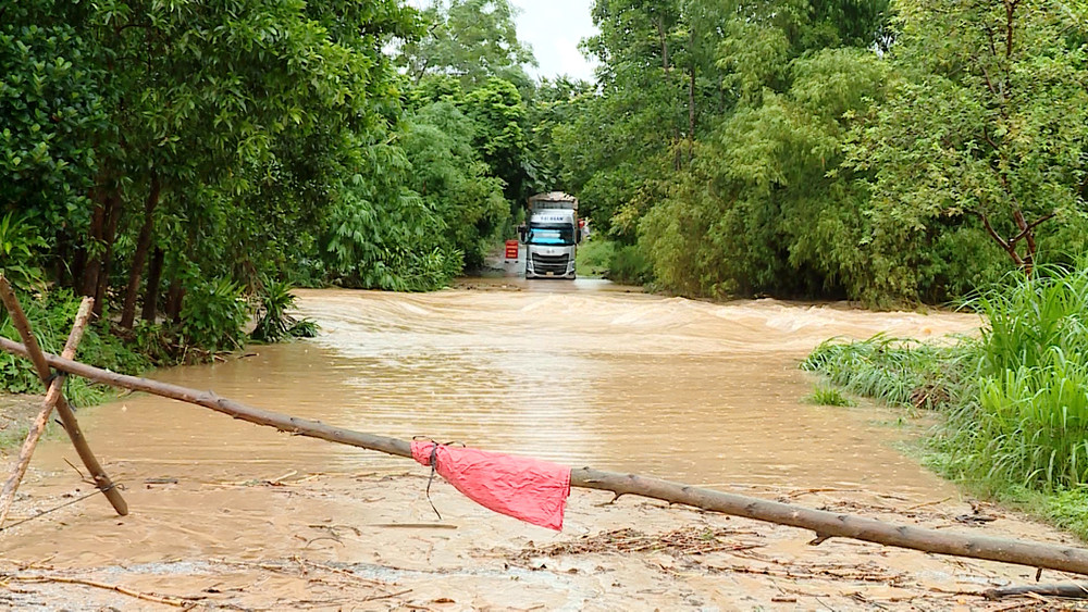 Khuyến cáo người dân và phương tiện tuyệt đối không đi qua các ngầm tràn khi nước lũ dâng cao. 