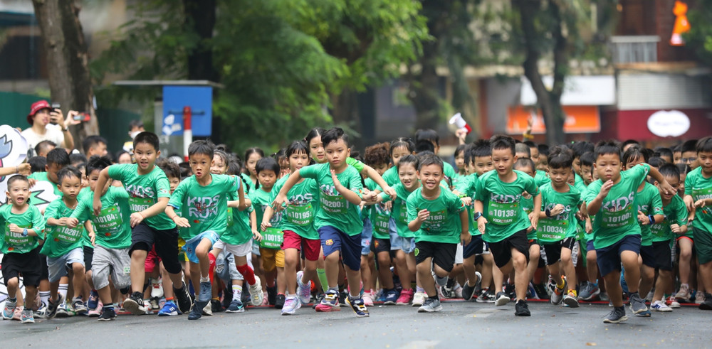 Các vận động viên nhí hứng khởi tham gia thi đấu.