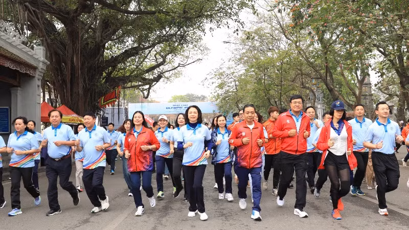 Các đại biểu tham dự chạy tại lễ phát động.