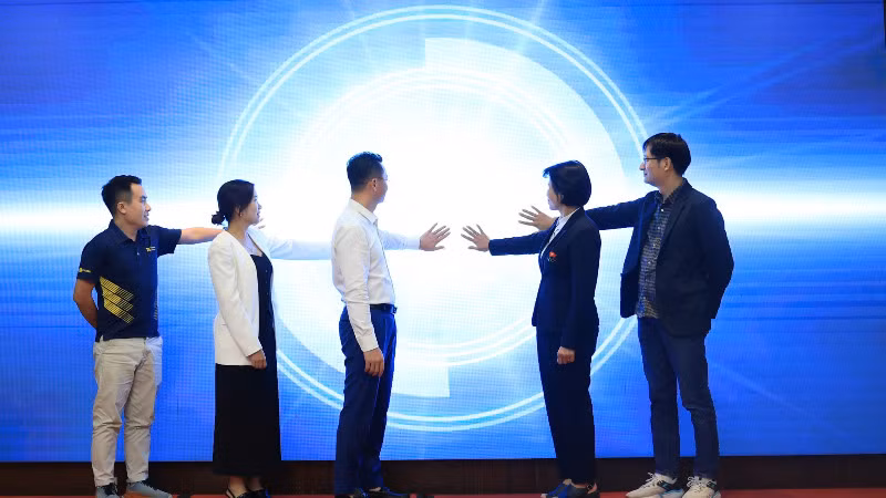 Ban tổ chức khởi động đồng hồ đếm ngược thời gian đến giờ khai mạc Giải đấu.