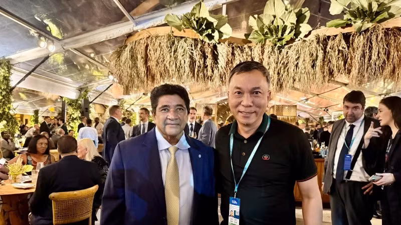 Chủ tịch VFF Trần Quốc Tuấn (phải) và Chủ tịch Liên đoàn Bóng đá Brazil Ednaldo Rodrigues.