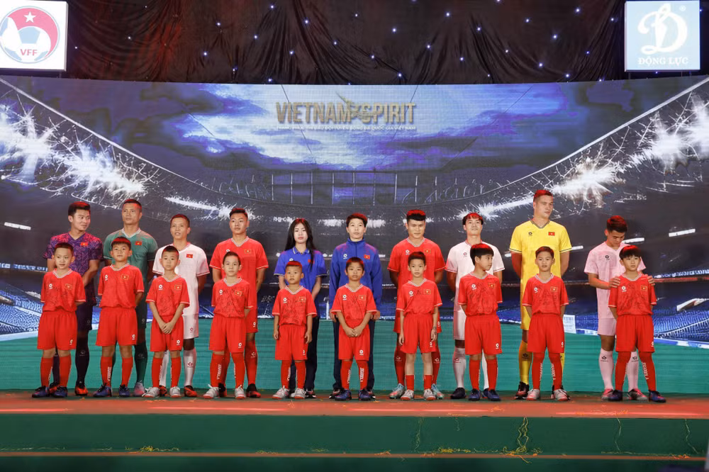 Các tuyển thủ bóng đá Việt Nam trong trang phục mới.