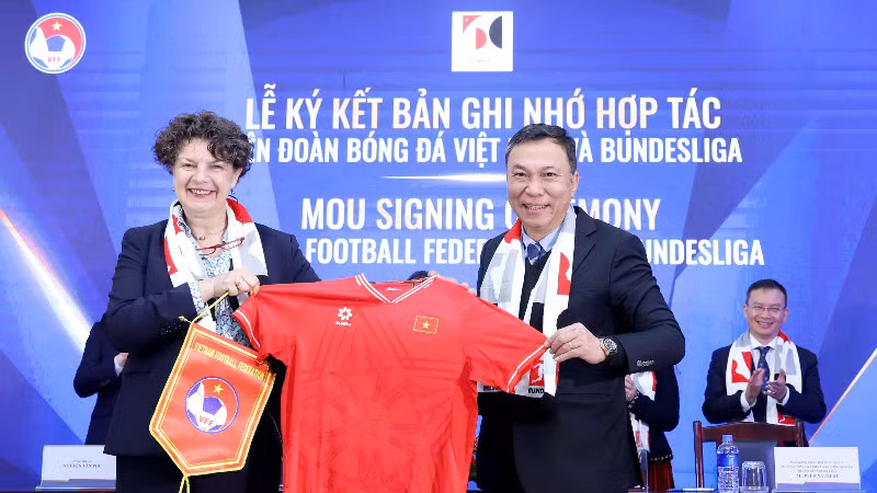 Chủ tịch VFF Trần Quốc Tuấn và bà Helga Margarete Barth.