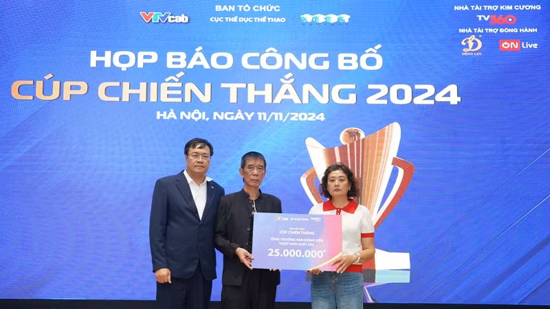 Ban tổ chức trao quà cho gia đình vận động viên Nguyễn Minh Triết.