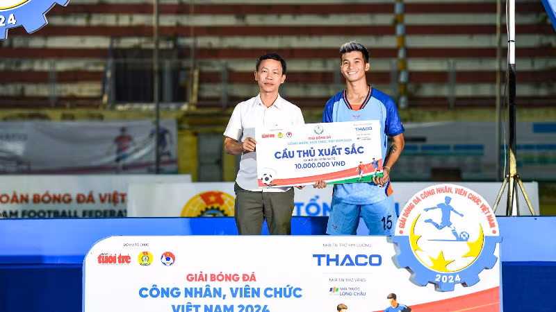 Nguyễn Minh Đức (Công đoàn Quảng Ninh) giành giải thưởng Cầu thủ xuất sắc nhất.