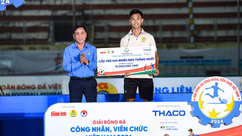 Võ Hoàng Phú Quí (Công đoàn Khánh Hòa) nhận giải "Vua phá lưới" với 6 bàn.