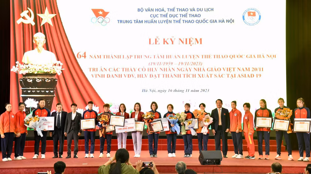 Dược phẩm Nhất Nhất trao thưởng cho các vận động viên đạt thành tích cao. Dược phẩm Nhất Nhất trao thưởng cho các vận động viên đạt thành tích cao.